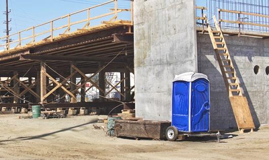 this group of ready-to-use portable toilets keeps work site workers clean and productive